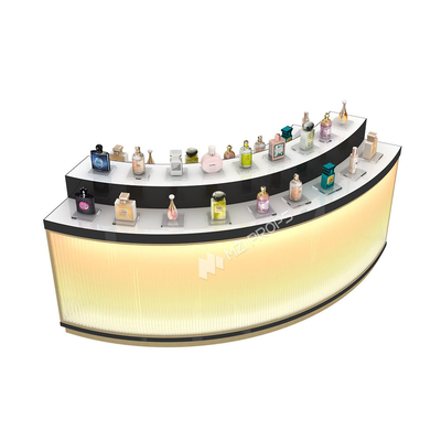 Présentoir incurvé pour parfumerie, plateforme d'exposition de boutique pour présentoir de beauté et design d'intérieur de magasin de soins de la peau
